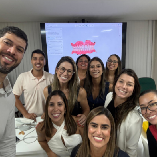 Dr. Arthur Sequeira ministrando curso prático de odontologia digital.