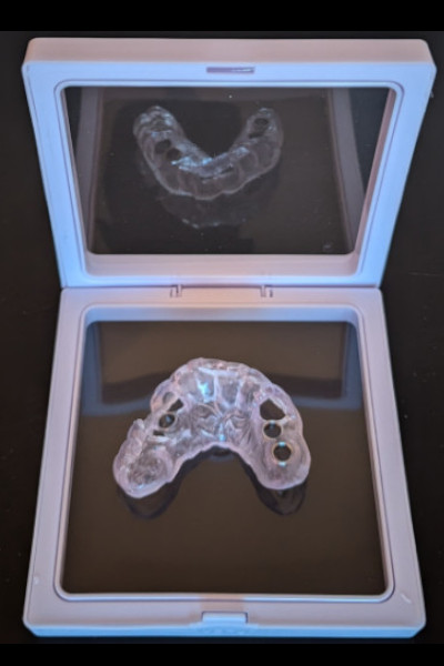 Caixa com kit de guia cirúrgica da Simple 3D entregue ao dentista